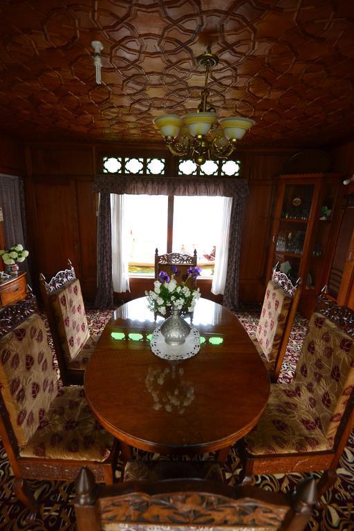 Houseboat Lily Of Nageen Srīnagar Exterior foto