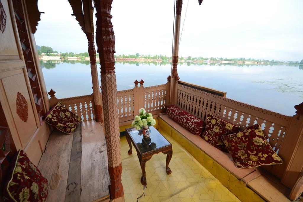 Houseboat Lily Of Nageen Srīnagar Exterior foto