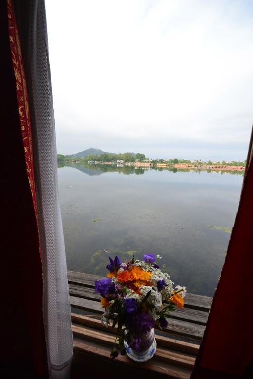 Houseboat Lily Of Nageen Srīnagar Exterior foto